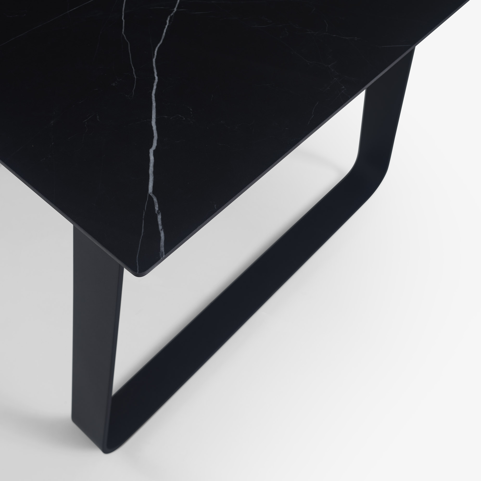 Image Dining table black lacquered base  3