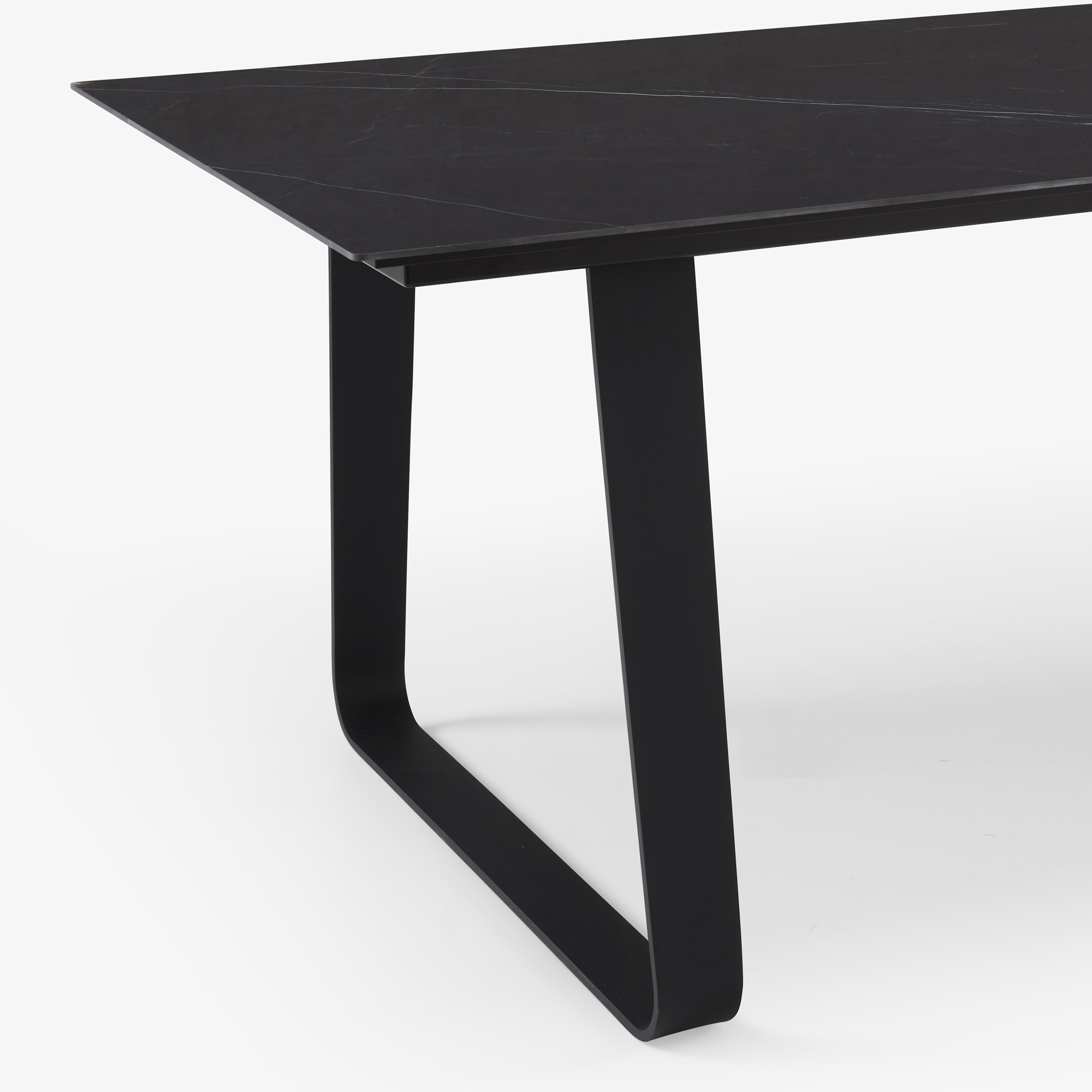 Image Dining table black lacquered base  4