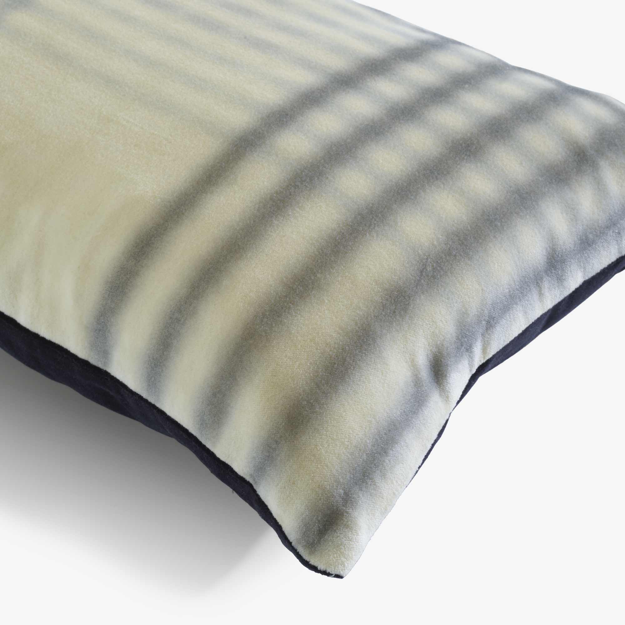 Image Cushion white / black  2