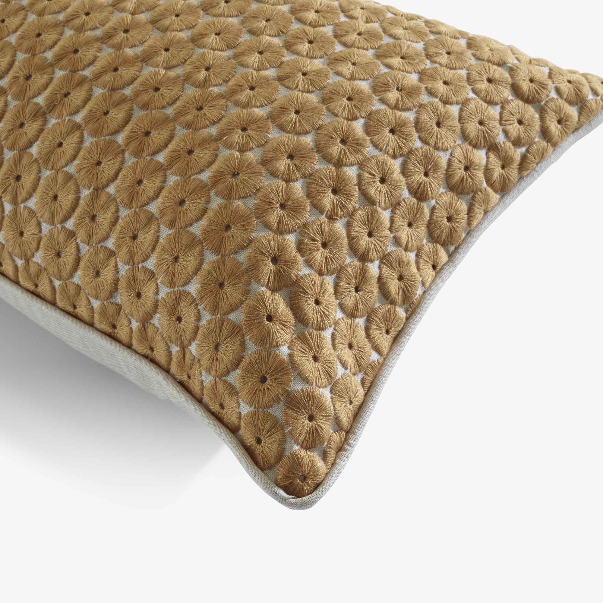 Image Cushion embroidery - dorée  3