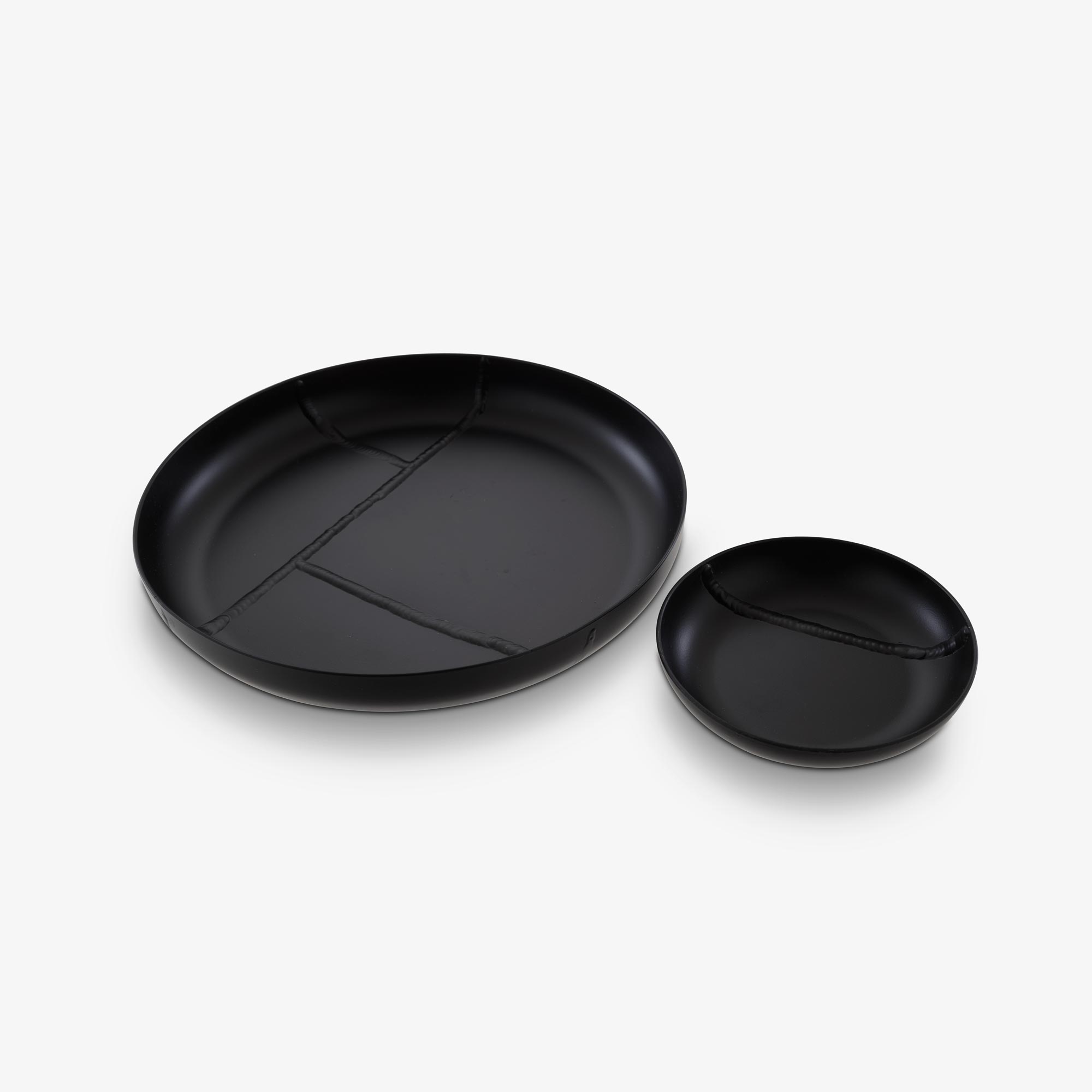 Image Set of 2 dishes black lacquer aluminium  1